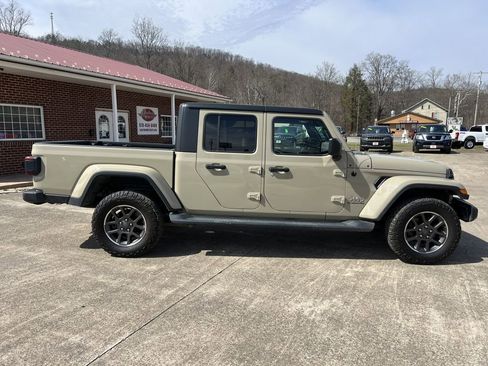 Used 2020 Jeep Gladiator Overland image 1
