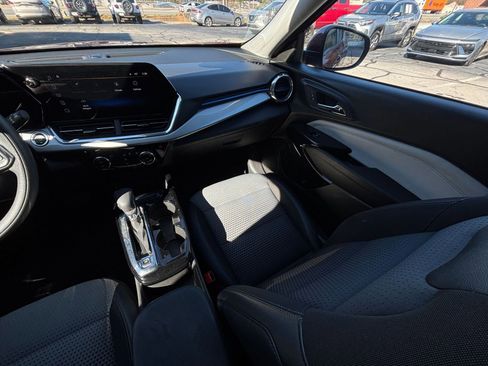 Used 2025 Chevrolet Trax LT image 34