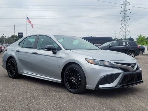 Used 2022 Toyota Camry SE w/ Convenience Package FWD image 1