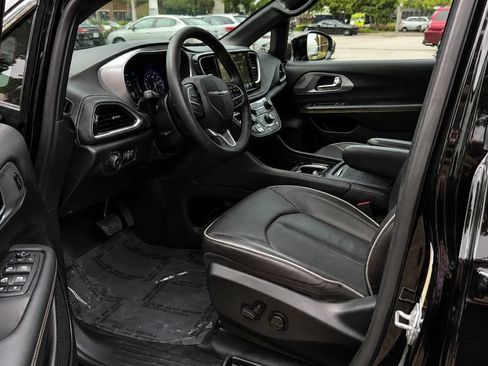 Used 2026 Chrysler Pacifica Limited FWD image 18