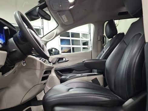 Used 2024 Chrysler Pacifica Touring-L image 13