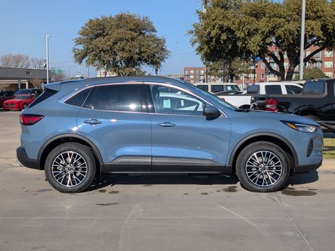 New 2026 Ford Escape SE image 3