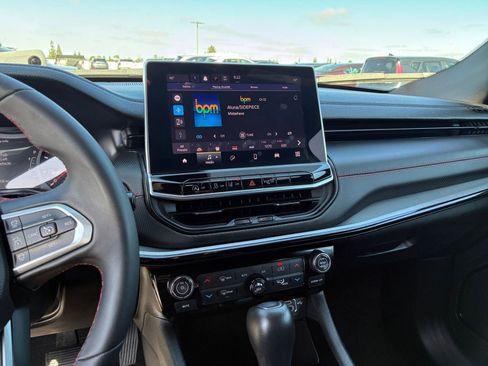 Used 2025 Jeep Compass Trailhawk image 17