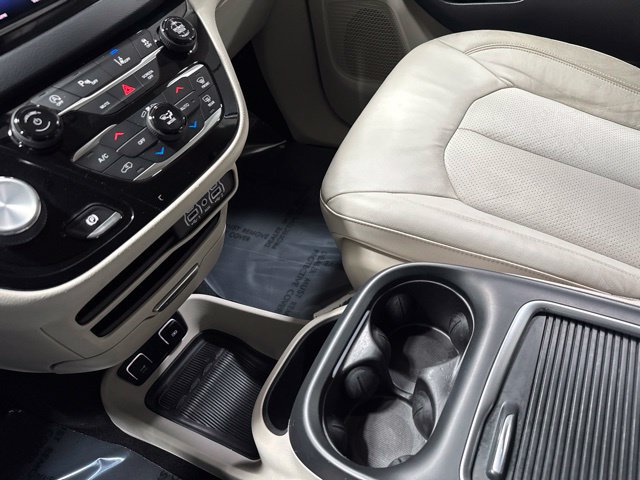 Used 2021 Chrysler Pacifica Touring-L FWD image 22