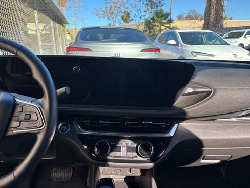 Used 2025 Buick Envista Sport Touring image 18