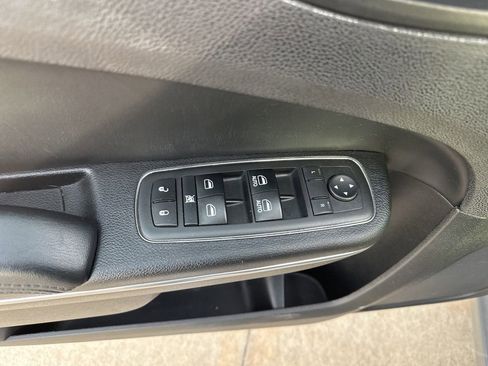 Used 2017 Chrysler 300 Limited image 7