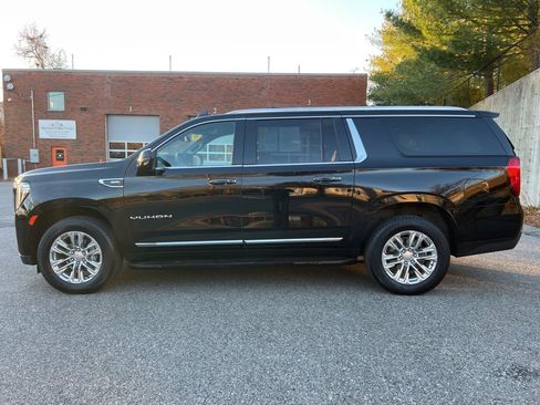 Used 2024 GMC Yukon XL SLT w/ SLT Premium Package image 2