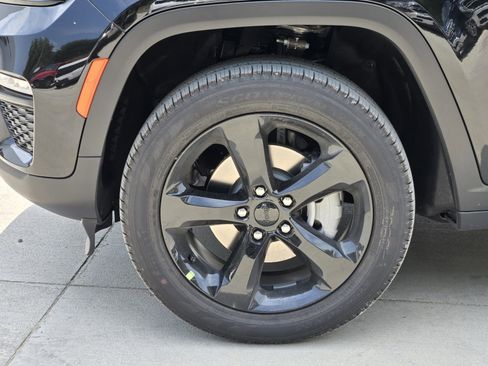 New 2025 Jeep Grand Cherokee Limited w/ Black Appearance Package image 10