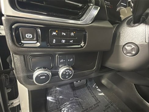 Used 2025 GMC Yukon Denali image 35