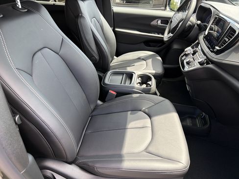 New 2027 Chrysler Pacifica Select FWD image 28