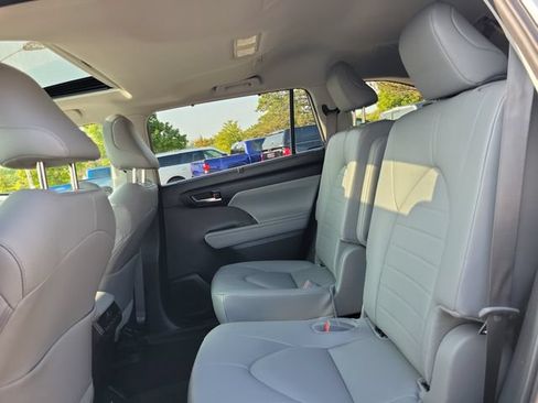 Used 2024 Toyota Highlander XLE AWD/4WD image 9