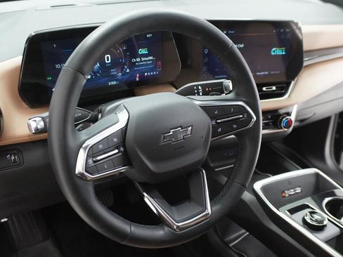 Used 2025 Chevrolet Equinox ACTIV w/ Safety and Technology Package FWD image 19