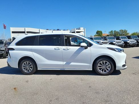 Used 2024 Toyota Sienna LE image 7