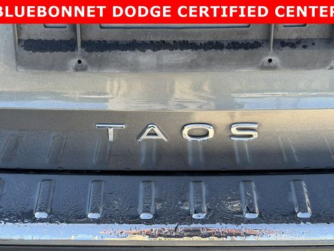 Used 2022 Volkswagen Taos SE w/ Panoramic Sunroof Package FWD image 9