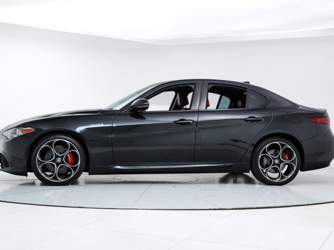 Used 2023 Alfa Romeo Giulia Veloce RWD image 2
