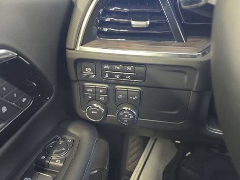 Used 2025 Chevrolet Suburban Premier AWD/4WD image 18