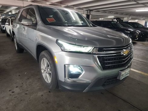 Used 2023 Chevrolet Traverse LT FWD image 2