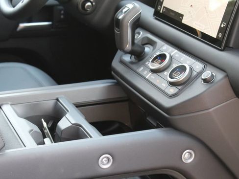 Used 2025 Land Rover Defender 110 S image 24