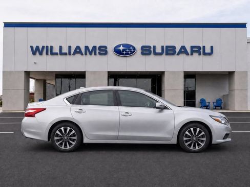 Used 2017 Nissan Altima 2.5 SL w/ 2.5 Technology Package FWD image 9