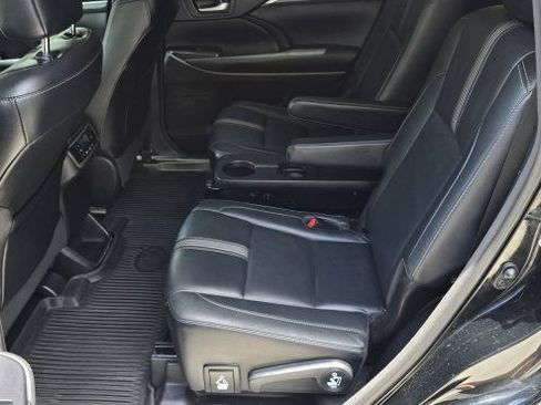 Used 2017 Toyota Highlander SE AWD/4WD image 34
