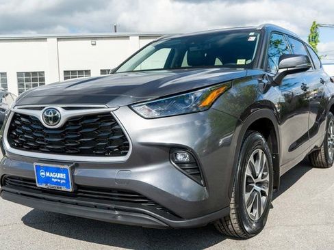 Used 2022 Toyota Highlander XLE AWD/4WD image 2