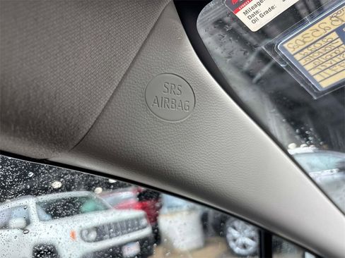 Used 2022 Toyota Corolla LE image 27