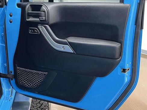 Used 2018 Jeep Wrangler Unlimited Sahara w/ Connectivity Group image 26