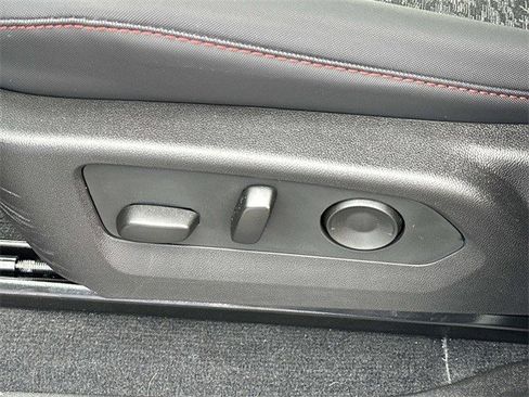 Used 2025 Chevrolet Colorado Z71 w/ Technology Package image 10