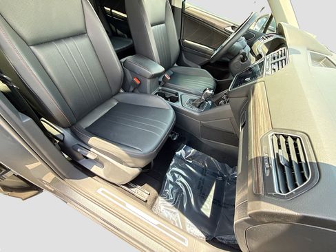 Used 2024 Volkswagen Tiguan SE FWD image 15