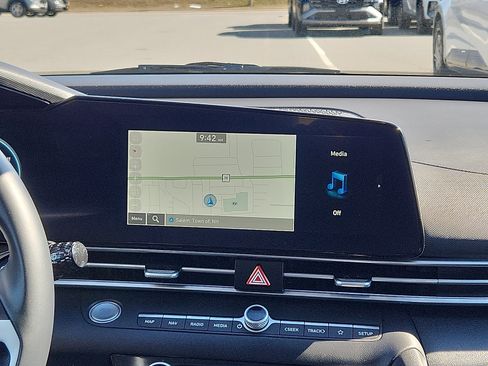 Certified 2024 Hyundai Elantra Limited image 17