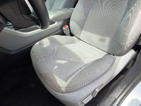 Used 2022 Toyota Highlander LE FWD image 19