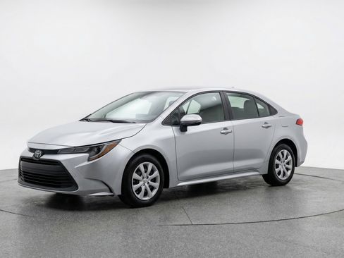 Used 2025 Toyota Corolla LE image 3