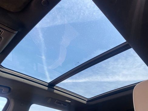 Used 2021 Chevrolet Tahoe Premier w/ Premium Package image 26