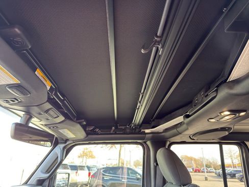 Used 2023 Jeep Gladiator Willys image 16