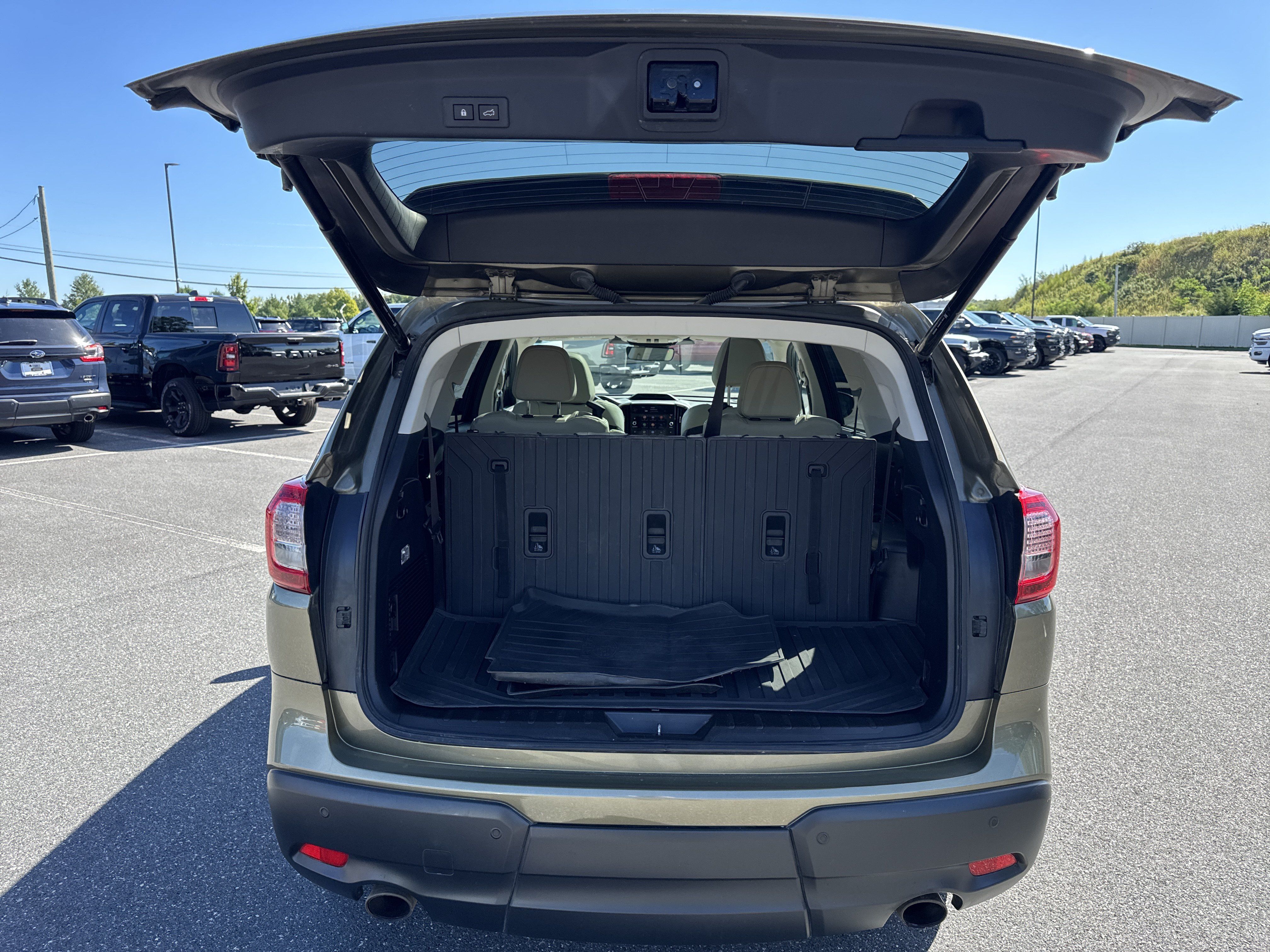 Used 2024 Subaru Ascent Limited w/ Technology Package AWD/4WD image 9