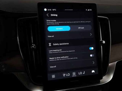 Certified 2025 Volvo XC90 B6 Plus image 27