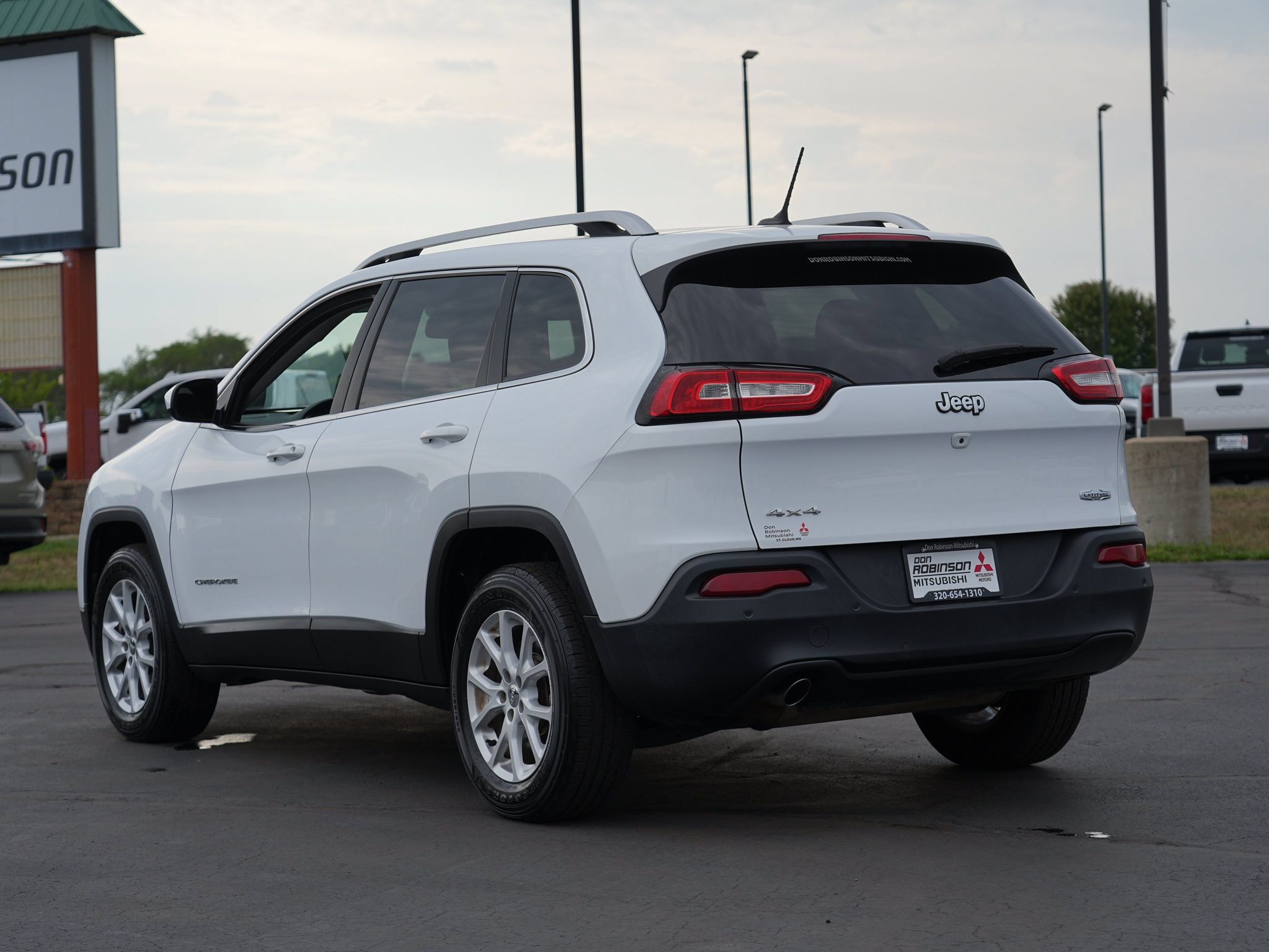 Used 2018 Jeep Cherokee Latitude w/ Safety Group AWD/4WD image 6