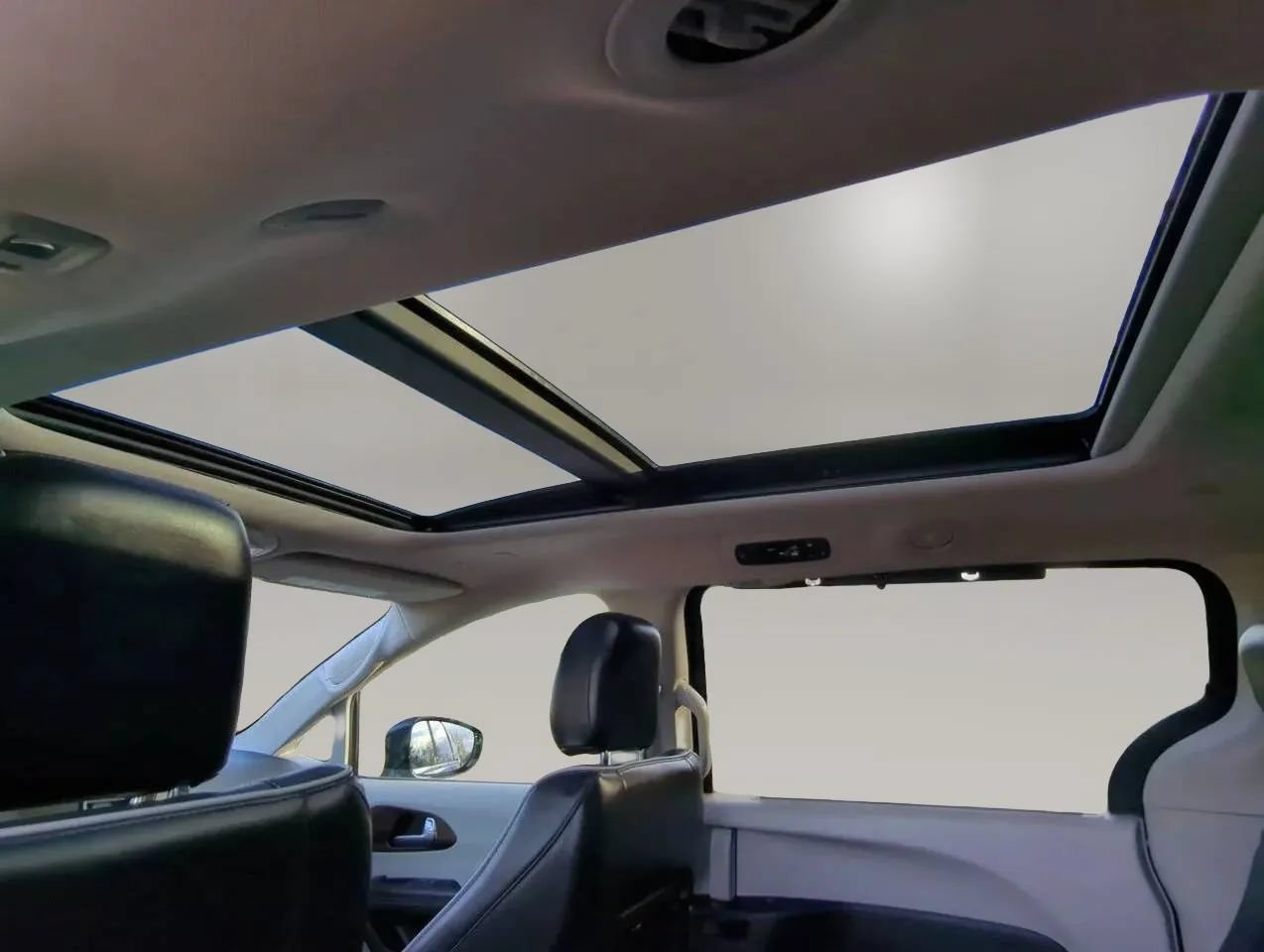 Used 2023 Chrysler Pacifica Limited FWD image 23