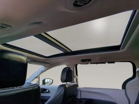 Used 2023 Chrysler Pacifica Limited FWD image 23