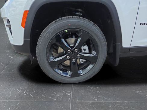 New 2025 Jeep Grand Cherokee Altitude image 40