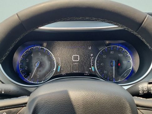 Used 2025 Chrysler Pacifica Limited FWD image 23