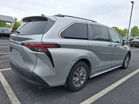 Used 2021 Toyota Sienna XLE w/ XLE Plus Package FWD image 4