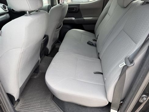 Used 2018 Toyota Tacoma SR5 AWD/4WD image 17