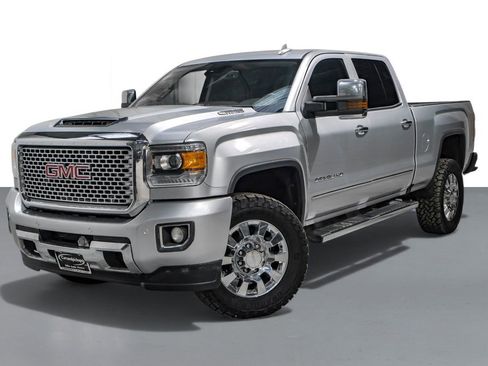 Used 2017 GMC Sierra 2500 Denali w/ Duramax Plus Package image 4