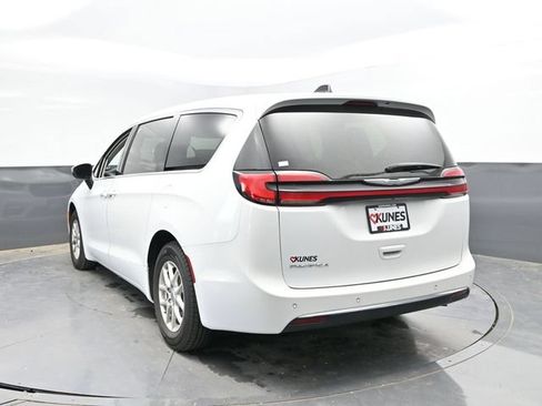 Used 2023 Chrysler Pacifica Touring-L FWD image 12