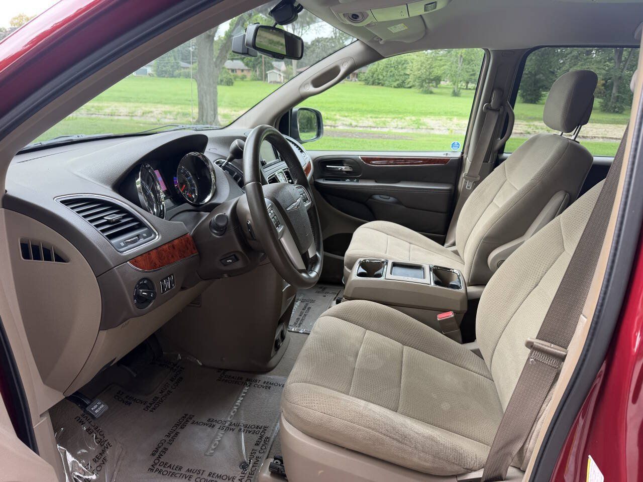 Used 2012 Chrysler Town & Country Touring FWD image 9