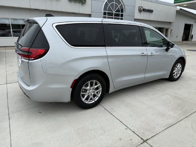 Used 2026 Chrysler Pacifica Select FWD image 7