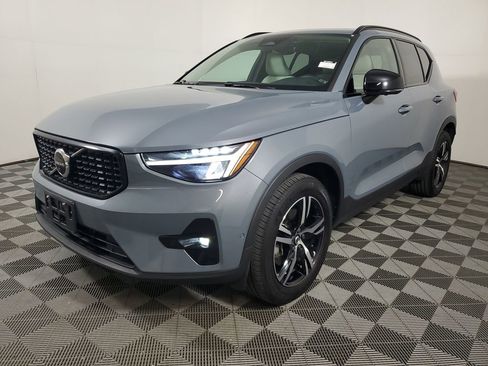 Used 2023 Volvo XC40 B5 Plus w/ Climate Package AWD/4WD image 4