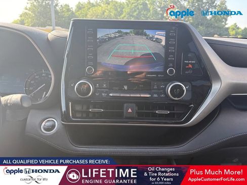Used 2021 Toyota Highlander XLE AWD/4WD image 9