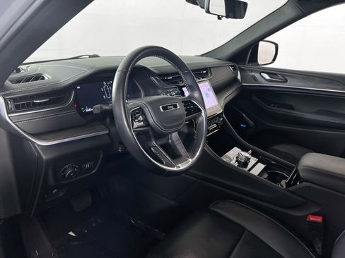 Used 2022 Jeep Grand Cherokee Overland w/ Luxury Tech Group IV AWD/4WD image 9